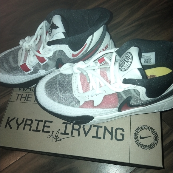 Nike Kyrie Irving shoes - Picture 3 of 6